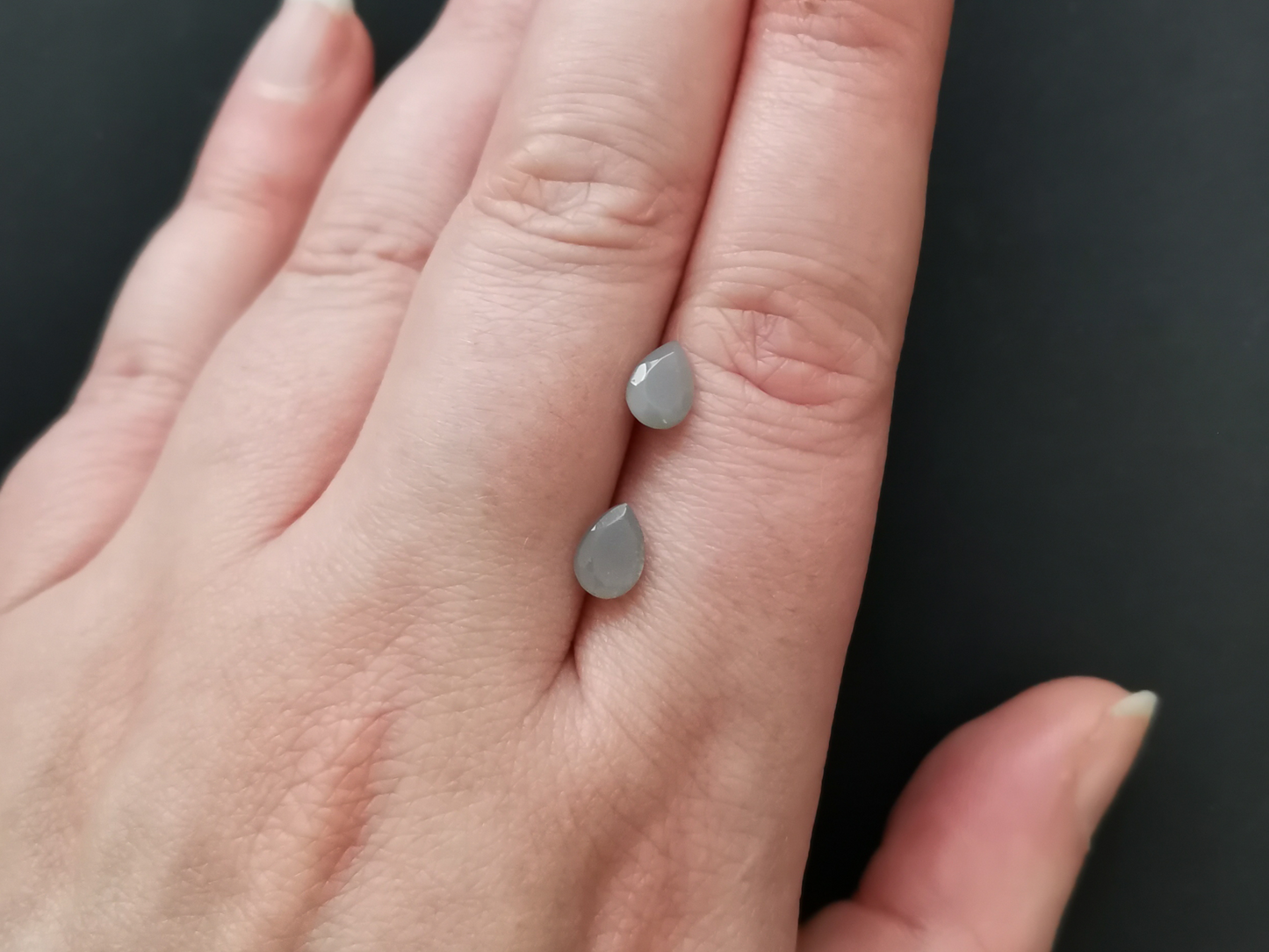2 grey moonstone teardrops - Pair - 7mm