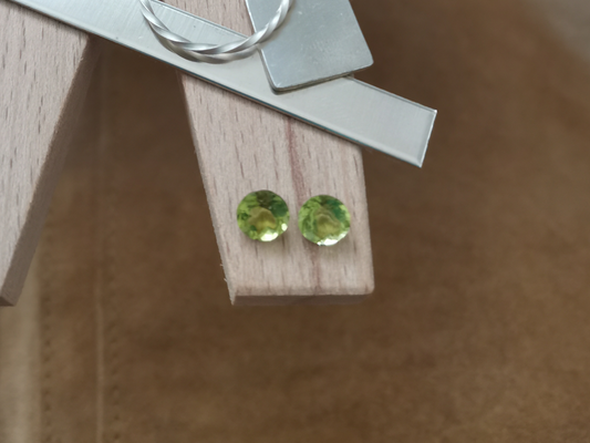2 x matching Peridot rounds - 6mm
