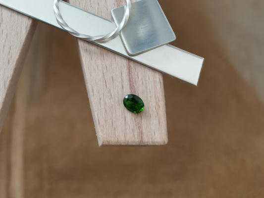 Green Chrome Diopside Oval - 5.2mm by 4.1mm - 0.35 ct